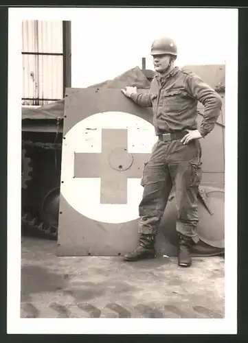Fotografie Bundeswehr-Soldat an Rot Kreuz Panzerplatte lehnend
