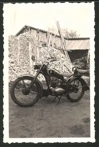 Fotografie Motorrad DKW 125, Krad auf Hof stehend