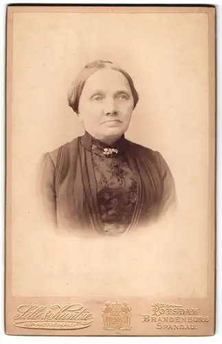 Fotografie Sele & Kuntze, Potsdam, Schwertfegerstr. 14, Portrait ältere Dame im Sonntagskleid