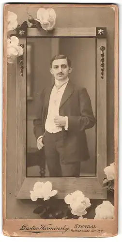 Fotografie Gustav Warminsky, Stendal, Rathenower Str. 16a, Edelmann im Anzug, gerahmte Ansicht