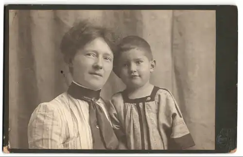 Fotografie Hermann Tietz, München, Bahnhofplatz, Dame mit Sohn im Foto-Atelier 1911