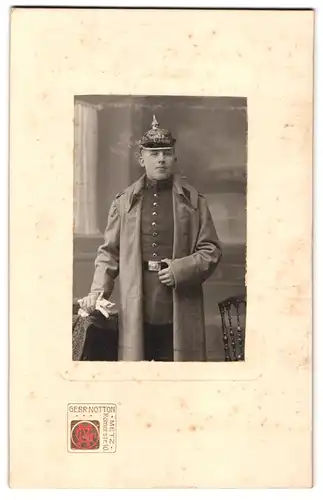 Fotografie Gebr. Notton, Metz, Römerstr. 10, Soldat in Uniform mit Pickelhaube Preussen