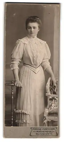 Fotografie Franz Haecker, Rathenow, Berliner Str. 11, junge Dame im weissen Kleid mit Spitzenbesatz