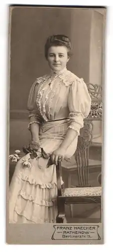 Fotografie Franz Haecker, Rathenow, Berliner Str. 11, Dame im modischen Kleid mit Spitzenbesatz