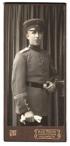 Fotografie Aug. Nolte, Hannover, Holzmarkt 6, Soldat in Uniform mit Ärmelband Girbraltar