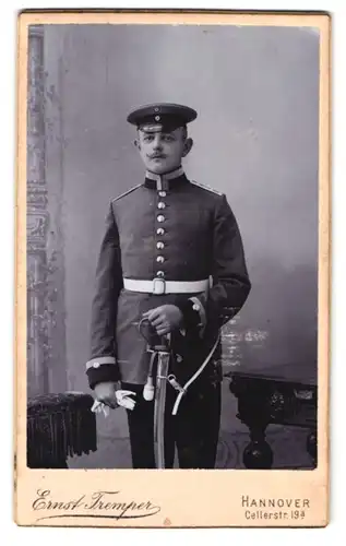 Fotografie Ernst Tremper, Hannover, Cellerstr. 19a, Uffz. in Uniform mit Säbel & Schirmmütze