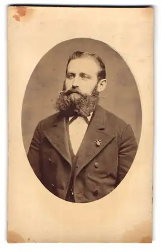 Fotografie Adolph Ludwig, Stendal, Edelmann mit gepflegtem Vollbart