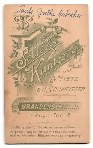 Fotografie Selle & Kuntze, Brandenburg / Havel, Hauptstr. 16, Portrait Hausfrau im dunklen Sonntagskleid