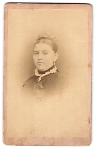 Fotografie August Denth, Stendal, Weberstr. 373, Portrait Dame mit geflochtenem hochgebundenem Haar