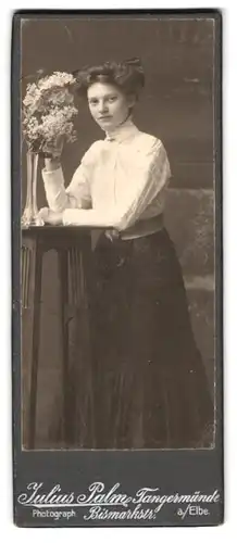 Fotografie Julius Palm, Tangermünde / Elbe, Bismarkstr., hübsche junge Dame im schwarzen Rock mit weisser Bluse