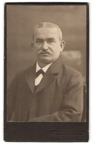 Fotografie Julius Palm, Tangermünde, Albrecht - Ecke Friedrichstrasse, Portrait Edelmann mit Schnauzbart im Anzug