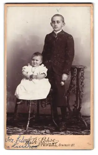 Fotografie Wilhelm Lohse, Stendal, Breitestr. 87, Knabe im Anzug nebst Baby im Kleid 1901