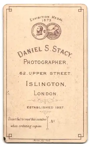 Fotografie Daniel S. Stacy, London, 62 Upper Street, Portrait vornehme Dame mit breitem Spitzenkragen