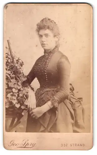 Fotografie Geo Spry, London, 352 Strand, junge interessante Dame mit Efeu