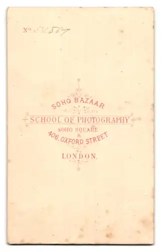 Fotografie School of Photography, London, 406 Oxford Street, vornehme Dame mit sehr viel Schmuck