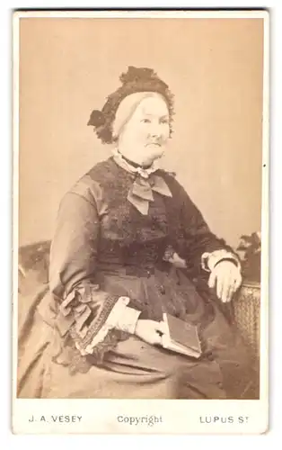 Fotografie J. A. Vesey, London, Lupus Street, ältere Dame mit mürrischem Blick