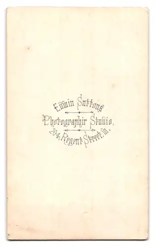 Fotografie Edwin Suttons, London, 204 Regent Street, kleines Portrait vornehmer Frau mit Brosche am Kragen