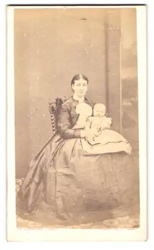 Fotografie H. Shearman, Edinburgh, 3 Regent Terrace, junge hübsche Mutter mit Baby posierend