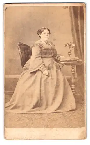 Fotografie H. Turner, London, 6 Bedford Place, niedliche Frau in schönem Kleid