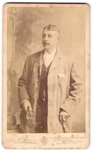 Fotografie Skillman, Sheperd`s Bush W., 22 Uxbridge Road, vornehmer älterer Herr mit Handschuhen in Hand posierend