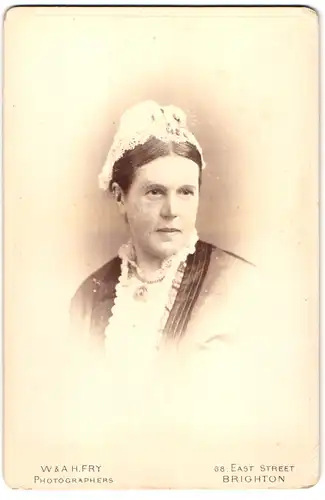 Fotografie W. & A. H. Fry, Brighton, 68, East Street, Portrait bürgerliche Dame mit Haube und Amulett