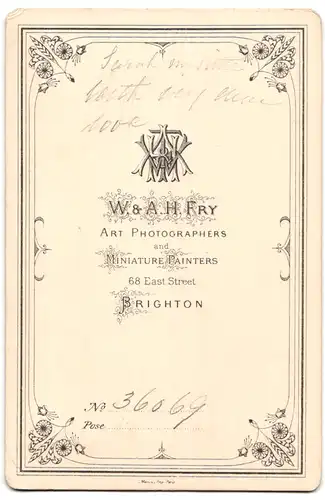 Fotografie W. & A. H. Fry, Brighton, 68, East Street, Portrait bürgerliche Dame mit Haube und Amulett
