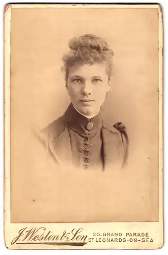 Fotografie J. Weston & Son, St. Leonards-on-Sea, 20, Grand Parade, Portrait junge Dame mit hochgestecktem Haar