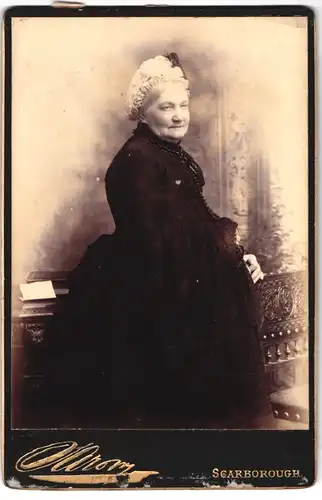 Fotografie Sarony, Scarborough, Portrait ältere Dame im Kleid mit Haube