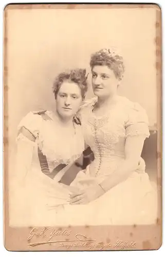 Fotografie G. V. Yates, Sheffield, Portrait zwei junge Damen in zeitgenössischer Kleidung