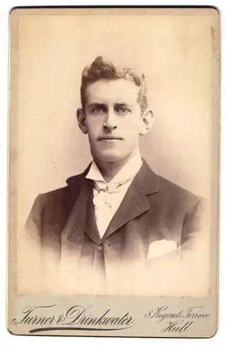 Fotografie Turner & Drinkwater, Hull, 8, Regents Terrace, Portrait stattlicher Herr im Anzug mit Krawatte