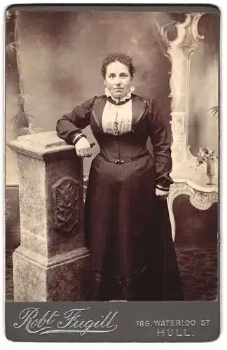 Fotografie Robt. Fugill, Hull, 186, Waterloo St., Portrait bürgerliche Dame an Sockel gelehnt