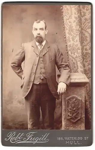 Fotografie Robt. Fugill, Hull, 186, Waterloo St., Portrait bürgerlicher Herr an Sockel gelehnt