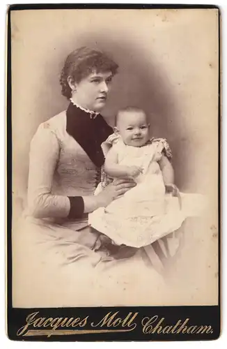 Fotografie Jacques Moll, Chatham, Portrait bürgerliche Dame mit Kleinkind auf dem Arm