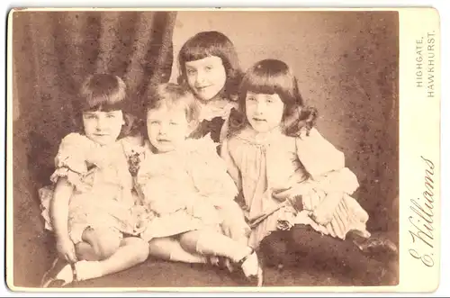 Fotografie E. Williams, Hawkhurst, Highgate, Portrait vier kleine Mädchen in zeitgenössischer Kleidung