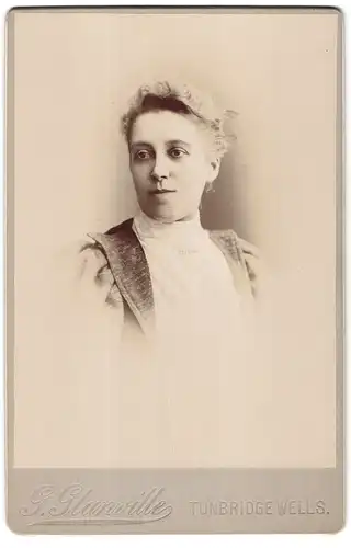 Fotografie Geo. Glanville, Tunbridge Wells, 1 & 2, The Broadway, Portrait junge Dame in modischer Kleidung