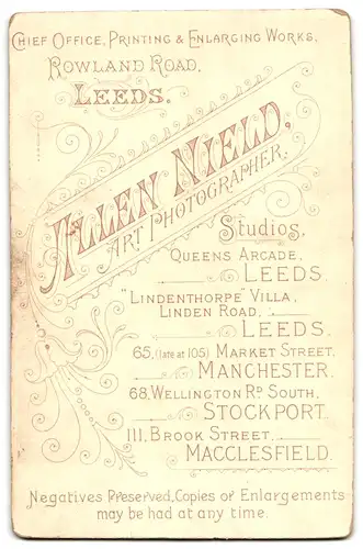 Fotografie Allen Nield, Leeds, Queens Arcade, Portrait bürgerliche Dame an Sessel gelehnt