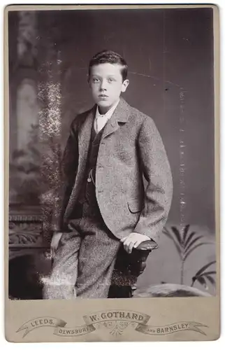 Fotografie Warner Gothard, Barnsley, 5 & 7 Wesley Street, Portrait junger Mann im Anzug mit Krawatte