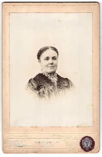 Fotografie Vale, Leeds, 150, Kirkstall Rd., Portrait bürgerliche Dame mit zurückgebundenem Haar