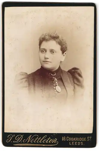 Fotografie J. D. Nettleton, Leeds, 16, Cookridge St., Portrait junge Dame im Kleid mit Amulett