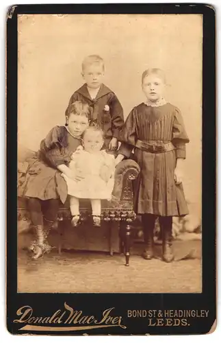 Fotografie Donald Mac Iver, Leeds, Bond St., Portrait zwei Mädchen und Junge mit Kleinkind in hübscher Kleidung