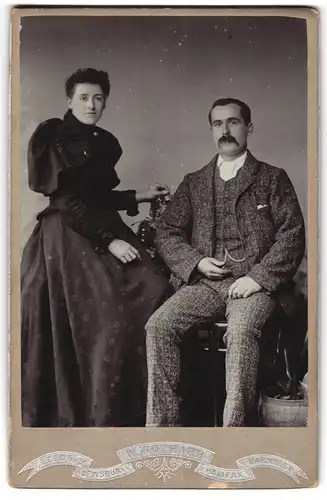 Fotografie W. Gothard, Leeds, 11, Park Row, Portrait bürgerliches Paar in modischer Kleidung