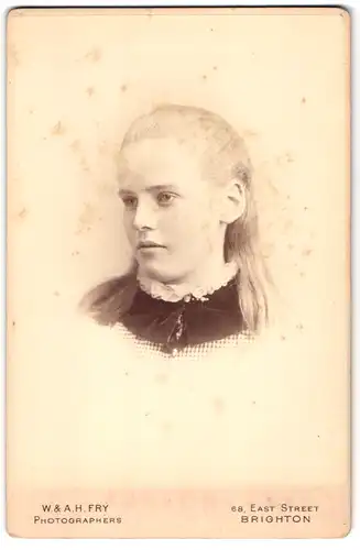 Fotografie W. & A. H. Fry, Brighton, 68, East Street, Portrait junge Dame mit langem Haar