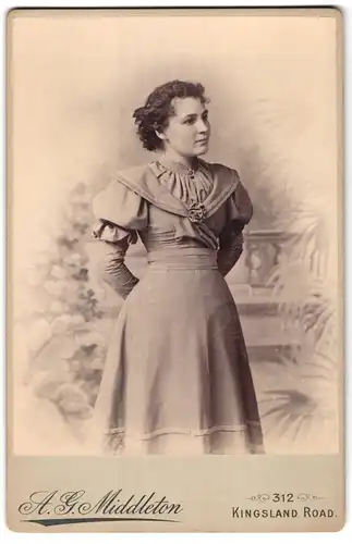 Fotografie A. G. Middleton, London, 312, Kingsland Road, Portrait junge Dame im modischen Kleid