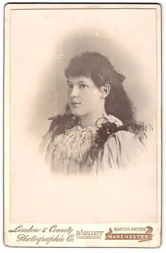 Fotografie W. Gillett, Manchester, Barton Arcade, Portrait junge Dame mit langen Haaren