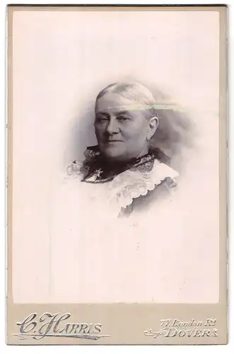 Fotografie C. Harris, Dover, 77 London Rd., Portrait ältere Dame mit zurückgebundenem Haar