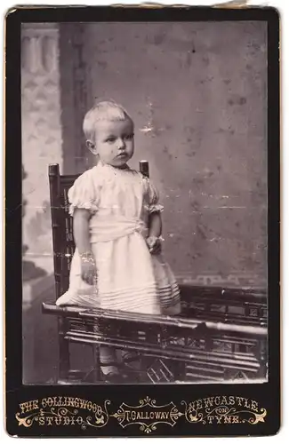 Fotografie T. Galloway, Newcastle on Tyne, Portrait kleines Mädchen im weissen Kleid