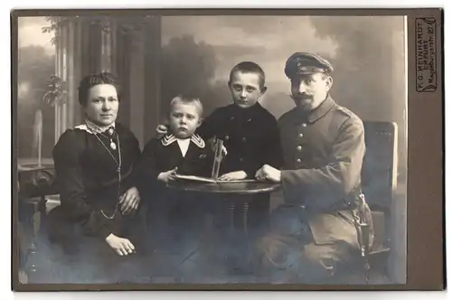 Fotografie F. G. Meinhardt, Erfurt, Magdeburgerstrasse 27, Portrait Soldat in Uniform mit seiner Familie