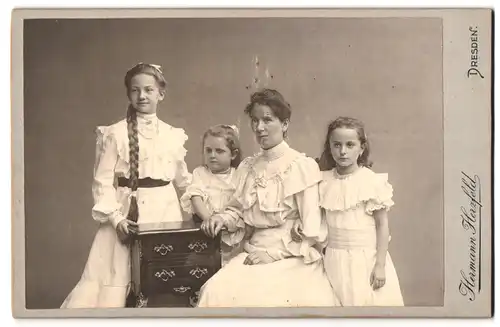 Fotografie Hermann Herzfeld, Dresden-A, Altmarkt, Portrait bürgerliche Dame mit drei Töchtern