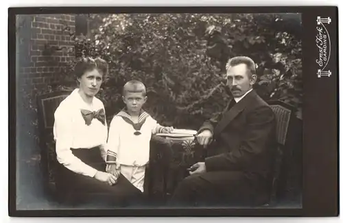 Fotografie Ernst Jörk, Garding, Portrait bürgerliches Paar mit einem Sohn