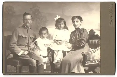 Fotografie Gustav Simon, St. Pölten, Park-Promenade 20, Portrait Soldat in Uniform mit seiner Familie